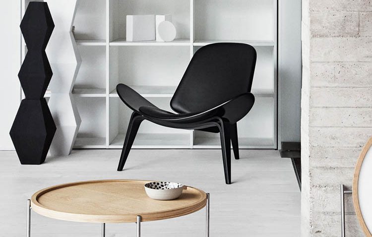 Lounge Chair CH07 nera con telaio in legno nero